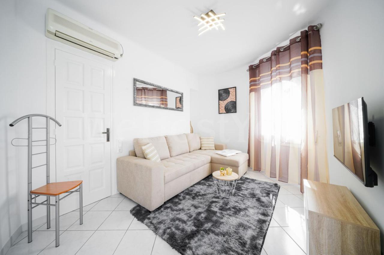 Villa Et Studio Avec Piscine - Wehostyou Empuriabrava Kültér fotó